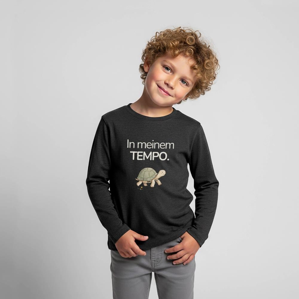 Junge mit schwarzem Langarmshirt und der Botschaft "In meinem Tempo".