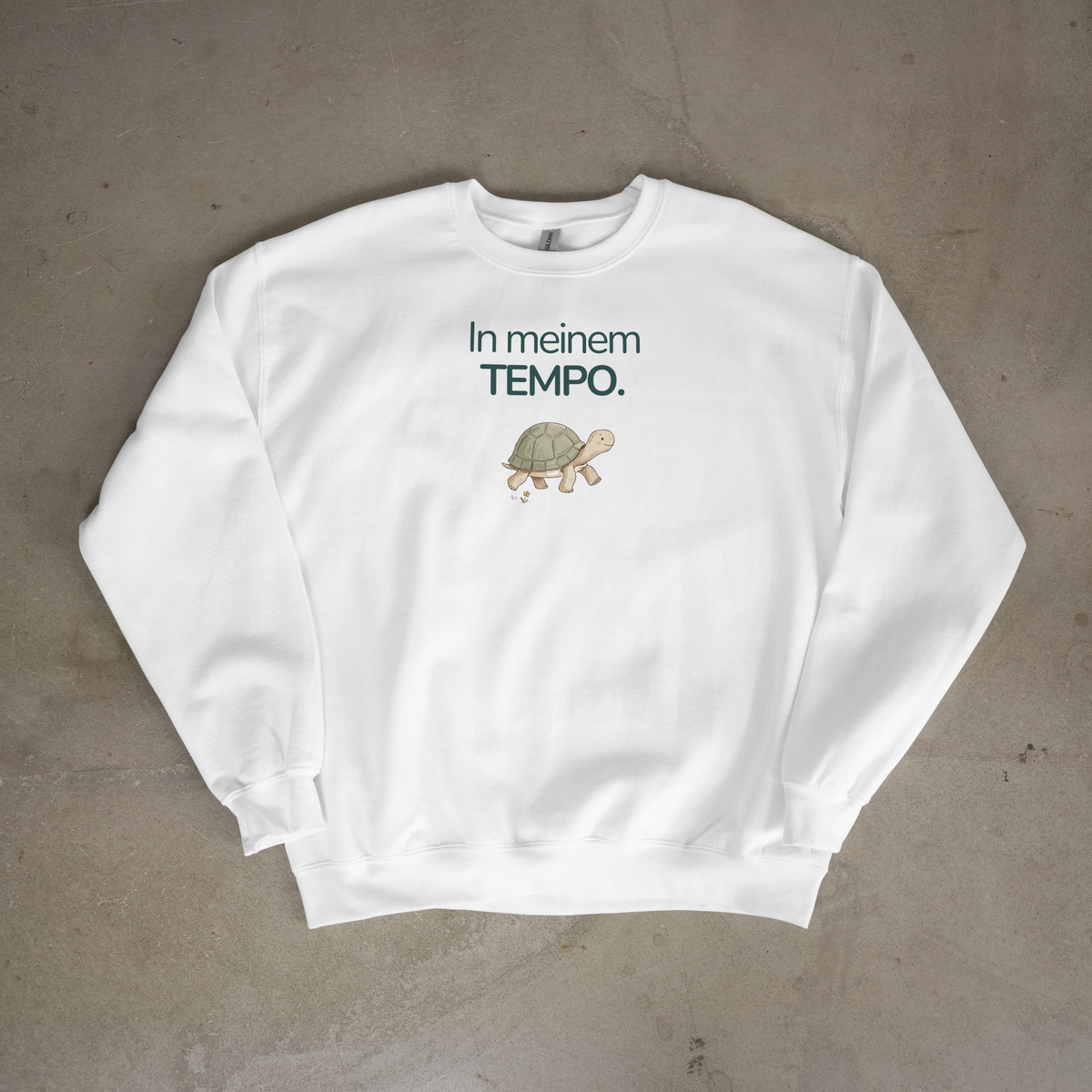 Weißes gefaltetes Kinder Sweatshirt mit Schildkrötenmotiv und Botschaft In meinem Tempo