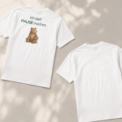 Zwei Kinder T-shirts liegen flach auf dem Boden. Die Vorderseite zeigt einen Bär mit dem Spruch Ich darf Pause machen. Die Rückseite ist weiß und nicht bedruckt.