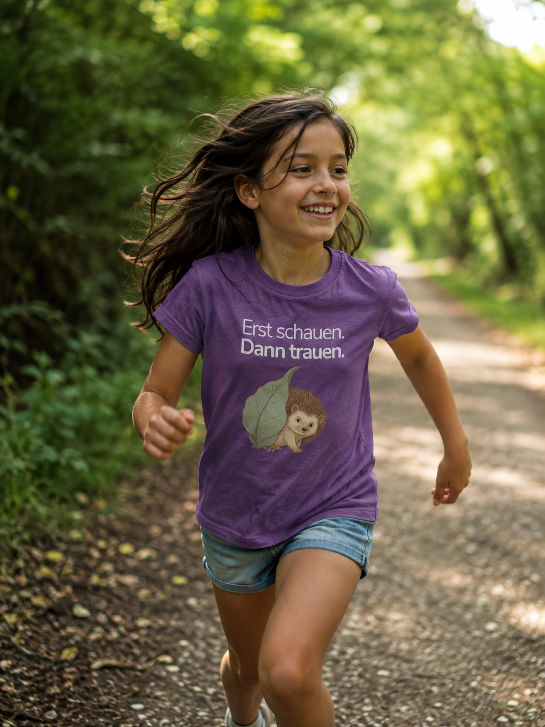 Ein Mädchen lääuft und trägt eine lila Kinder T-Shirt mit einem Igel und der Aufschrift Erst schauen. Dann trauen