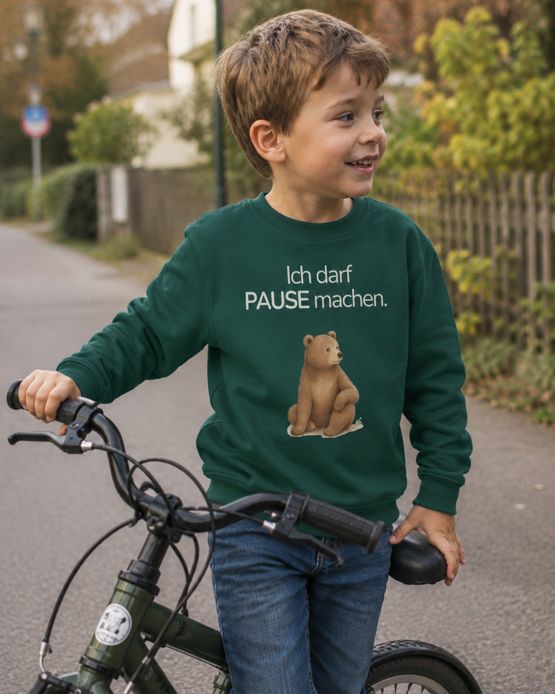 Junge lehnt an seinem Fahrrad und trägt das Kinder Sweatshirt mit einem Bär und dem Spruch Ich darf Pause machen