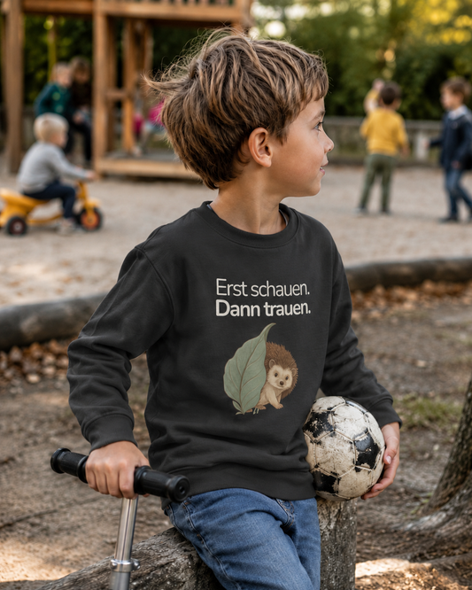 Kinder Premium Sweatshirt Igel „Erst schauen. Dann trauen.“