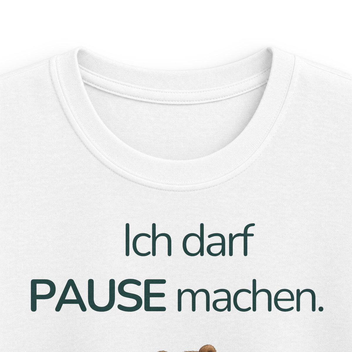 Gezeigt wird der Halsauschnitt eines weißes Kinder T-Shirts mit Spruch darf Pause machen