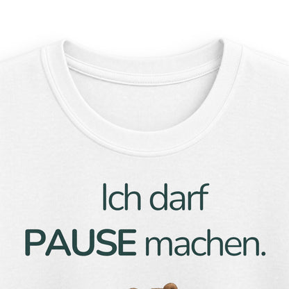 Gezeigt wird der Halsauschnitt eines weißes Kinder T-Shirts mit Spruch darf Pause machen