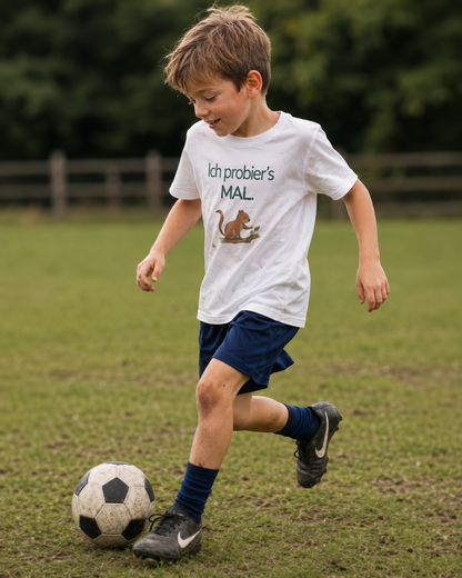 Junge spielt Fußball und trägt ein Kinder T-Shirt mit Eichhörnchen und dem Spruch Ich probier's mal