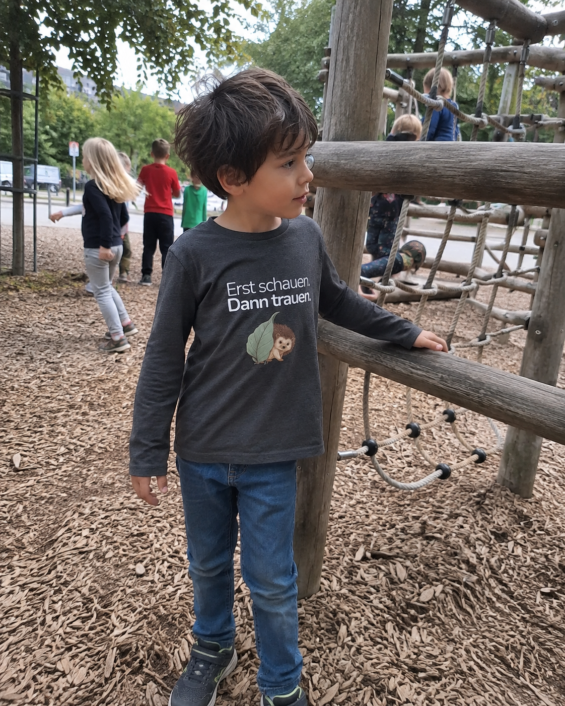 Premium Kinder Langarmshirt Igel "Erst schauen. Dann trauen"