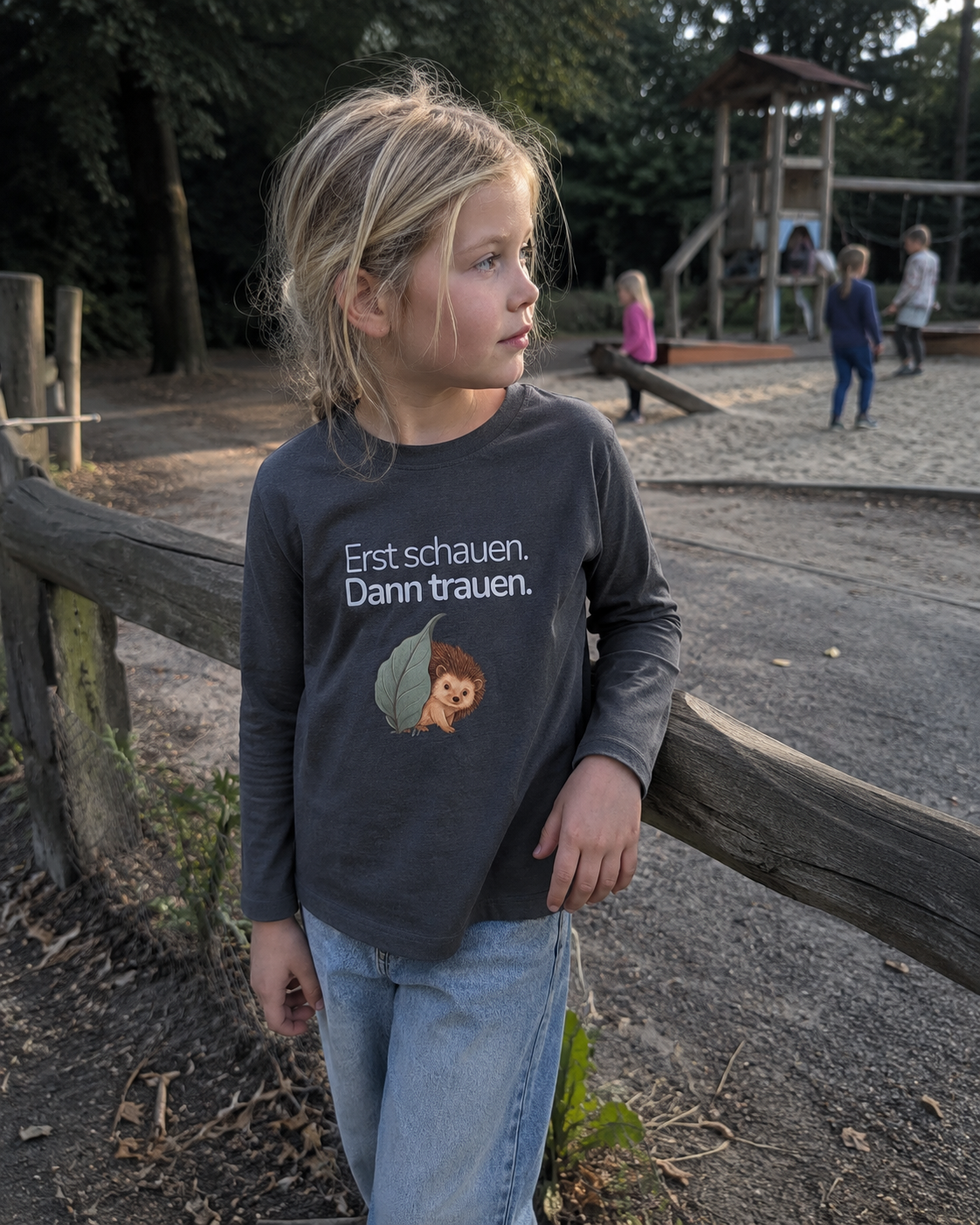 Premium Kinder Langarmshirt Igel "Erst schauen. Dann trauen"