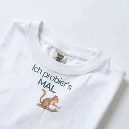 Gezeigt wird der Halsauschnitt eines weißes Kinder T-Shirts mit einem Eichhörnchen und dem Spruch Ich proebier's mal