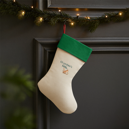 Ein Weihnachsstrumpf mit grünem Saum und der Botschaft "Ich probiers mal" und dem Motiv Eichhörnchen hängend an einer Tür.