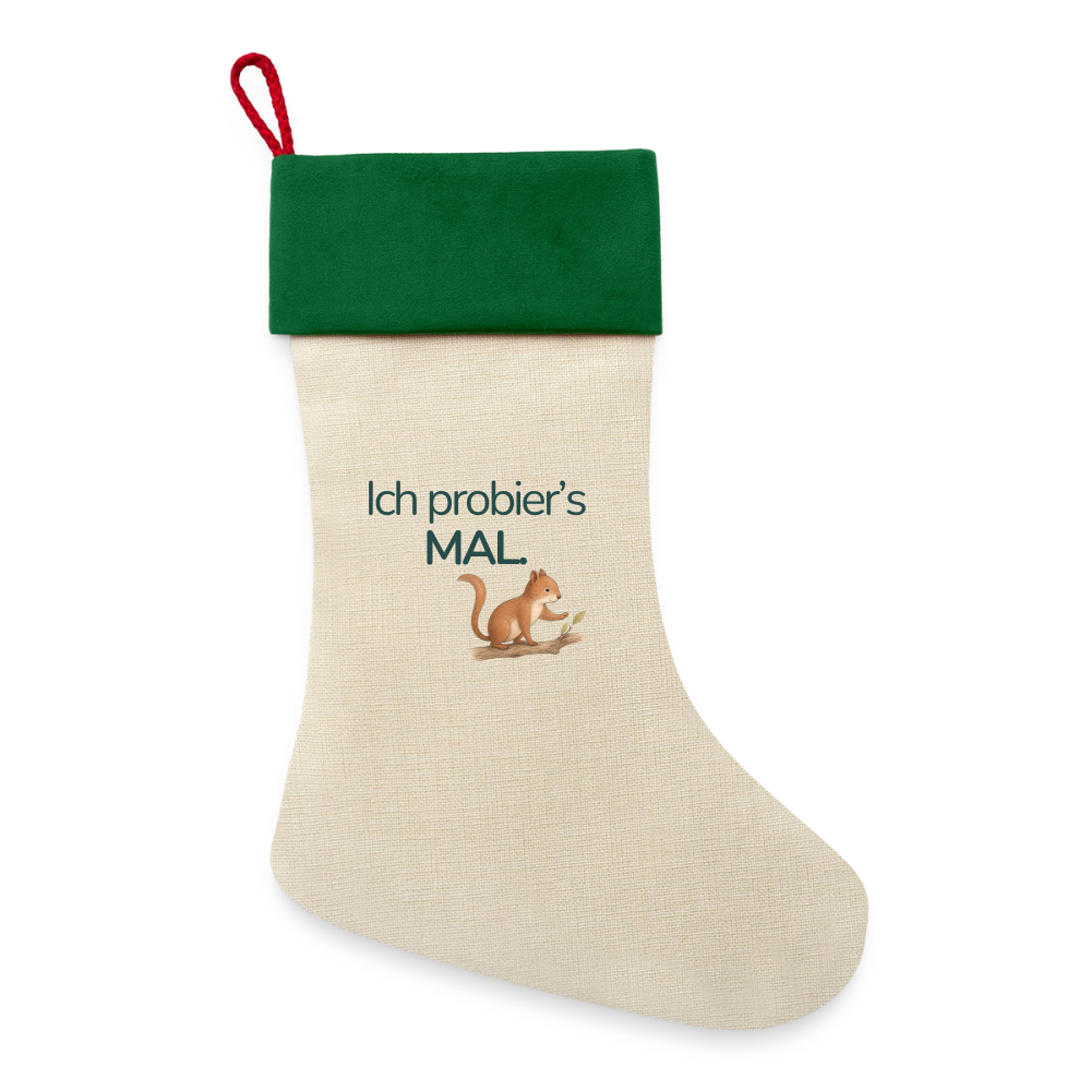 Ein Weihnachsstrumpf mit grünen Saum und der Botschaft "Ich probiers mal" und dem Motiv Eichhörnchen.