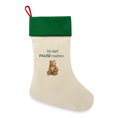 Ein Weihnachsstrumpf mit grünen Saum und der Botschaft "Ich darf Pause machen." und dem Motiv Bär.