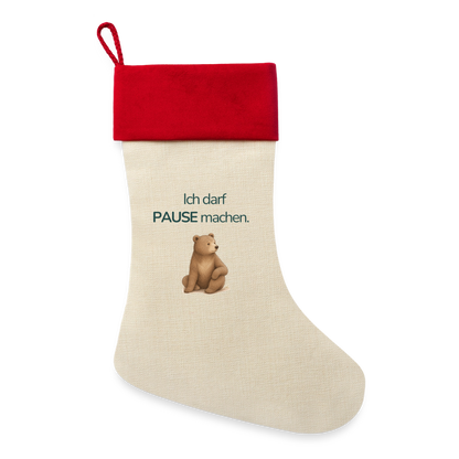 Ein Weihnachsstrumpf mit rotenm Saum und der Botschaft "Ich darf Pause machen." und dem Motiv Bär.